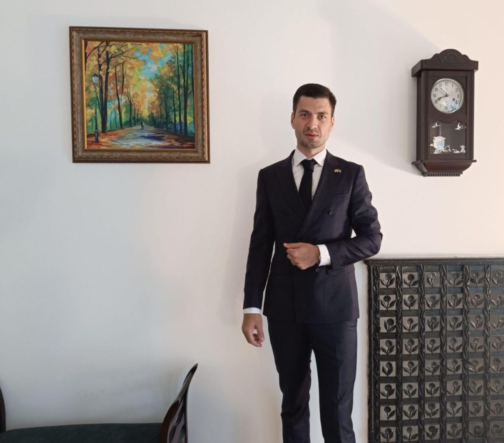 Contract important semnat de Mihai Popa, Senior Vânzări EkoGroup, cu UP Recruitment – soluția crizei de forță de muncă în construcții 1 Contract important semnat de Mihai Popa, Senior Vânzări EkoGroup, cu UP Recruitment – soluția crizei de forță de muncă în construcții