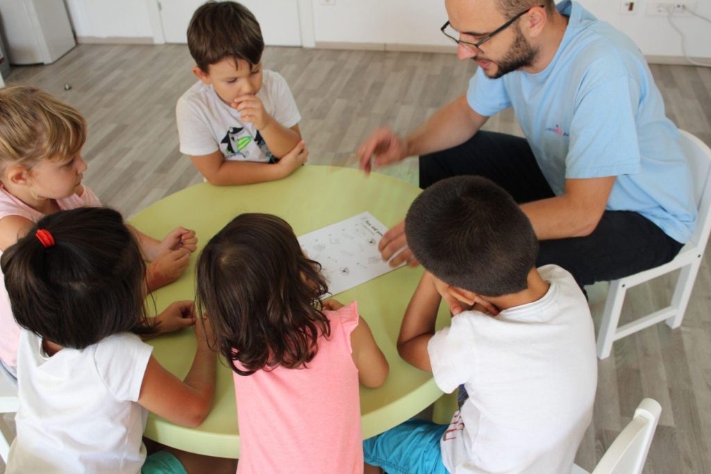 Limba engleză devine o aventură la English Kids Academy – învățare prin joc, explorare și creativitate