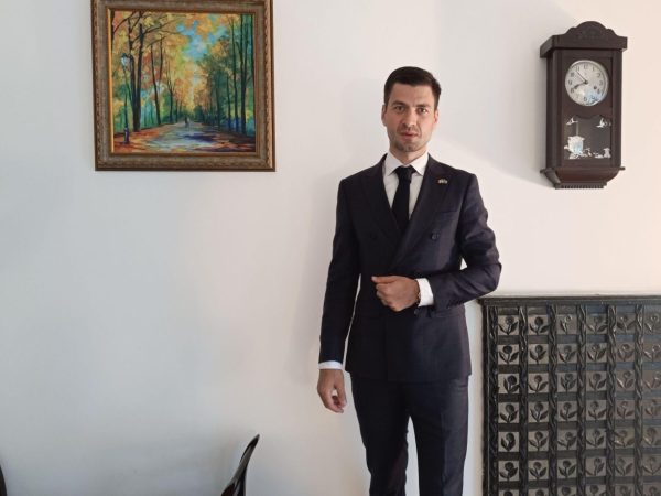Contract important semnat de Mihai Popa, Senior Vânzări EkoGroup, cu UP Recruitment – soluția crizei de forță de muncă în construcții