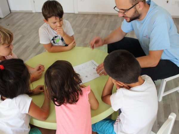 Limba engleză devine o aventură la English Kids Academy – învățare prin joc, explorare și creativitate